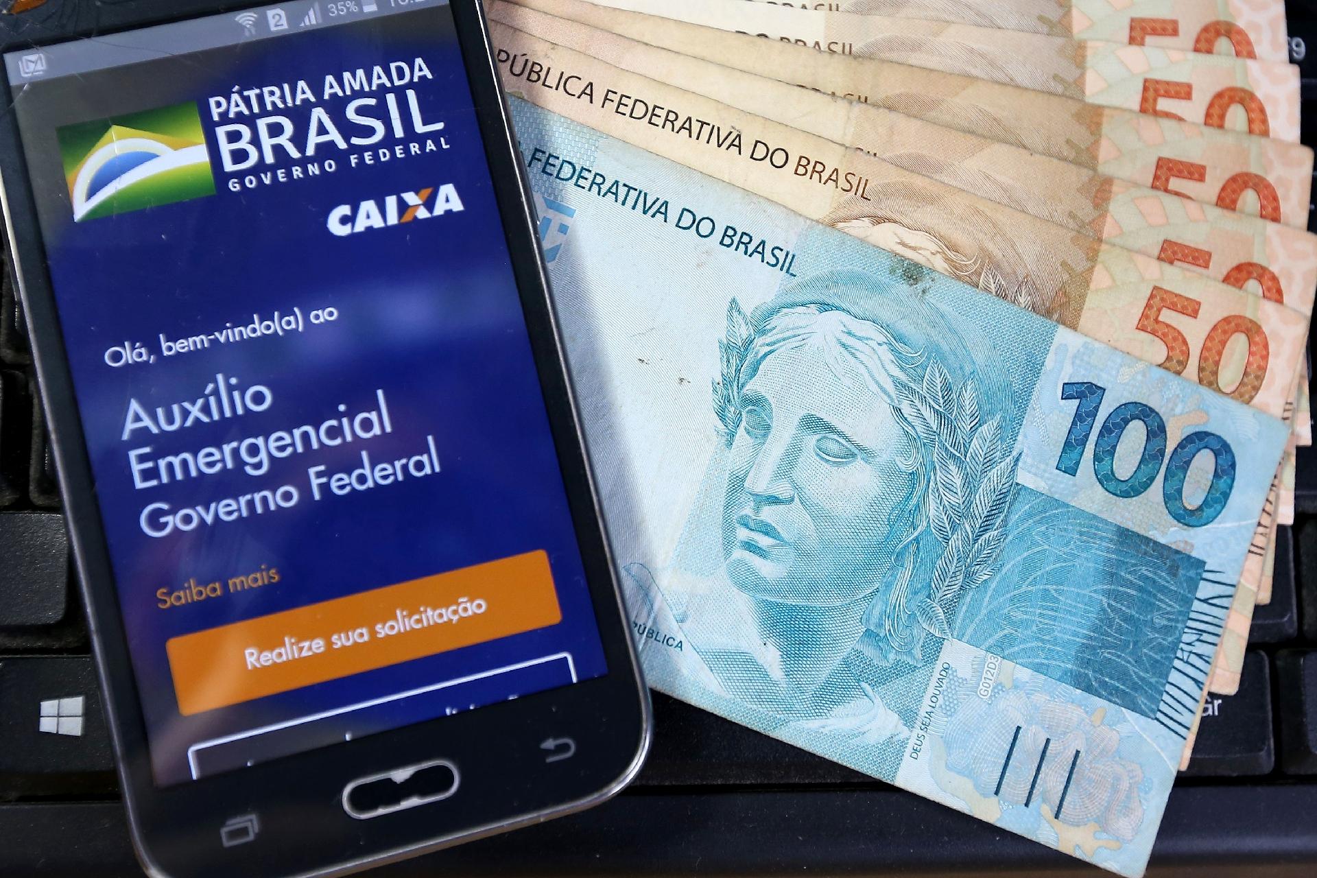 Auxílio de R$300 e R$600: Caixa paga novas parcelas HOJE!