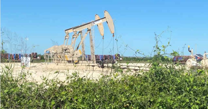 Petróleo fecha mês em alta após corte recorde na produção dos EUA em maio